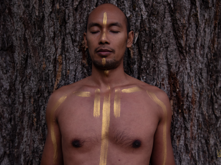 When the body speaks Portrait avec body painting contre un arbre