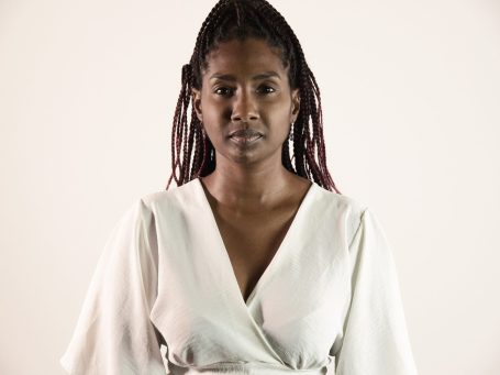 La déesse cachée Portrait de jeune femme de face