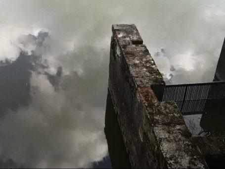 Jetée Un mur, le ciel, leur reflet dans l'eau